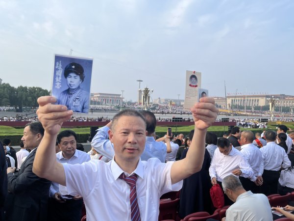 慧眼智行 德阳“最美拥军人物”何正全北京观礼阅兵 激动时刻举起父亲军装照和儿子寸照