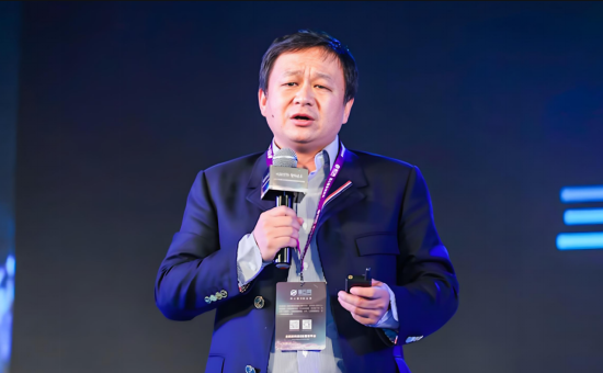 聚点股 净利10年新低！ “风口捕手”周亚辉，All in AI亏麻了 | BUG